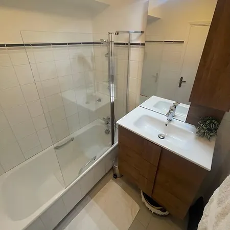 Joli Au Centre De Les Pins