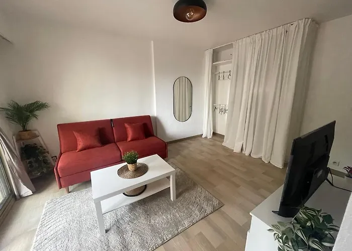 Апартаменти Joli Au Centre De Les Pins *